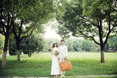 自然清新结婚照|草地婚纱照图片-上海婚纱照欣赏