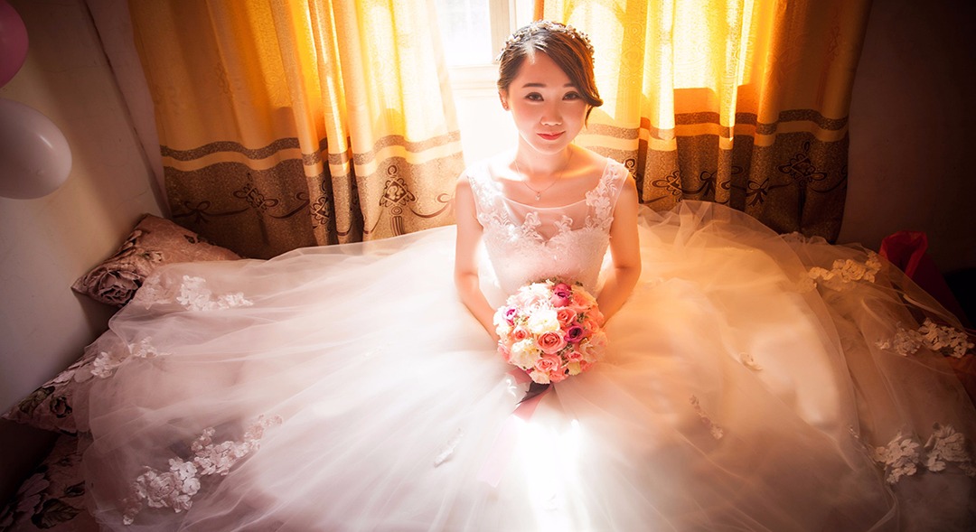 【十月造型】首席全天跟妆+3件婚纱礼服套餐