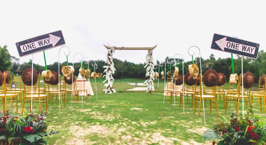 戶外另類個(gè)性婚禮 牛仔撞上汽油桶