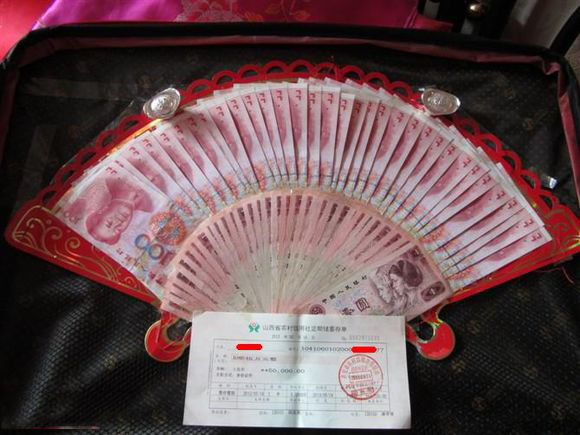 有些地方,觉得扇同散,不吉利.会摆成一个圆形,寓意圆满.