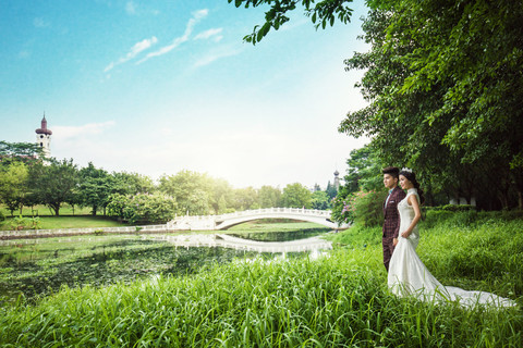 自然清新婚纱摄影|草地婚纱照图片-广州婚纱照欣赏
