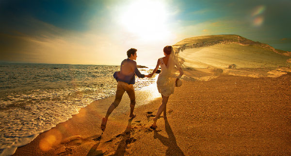 三亚婚纱摄影：唯美沙滩婚纱照，留下爱的足迹
