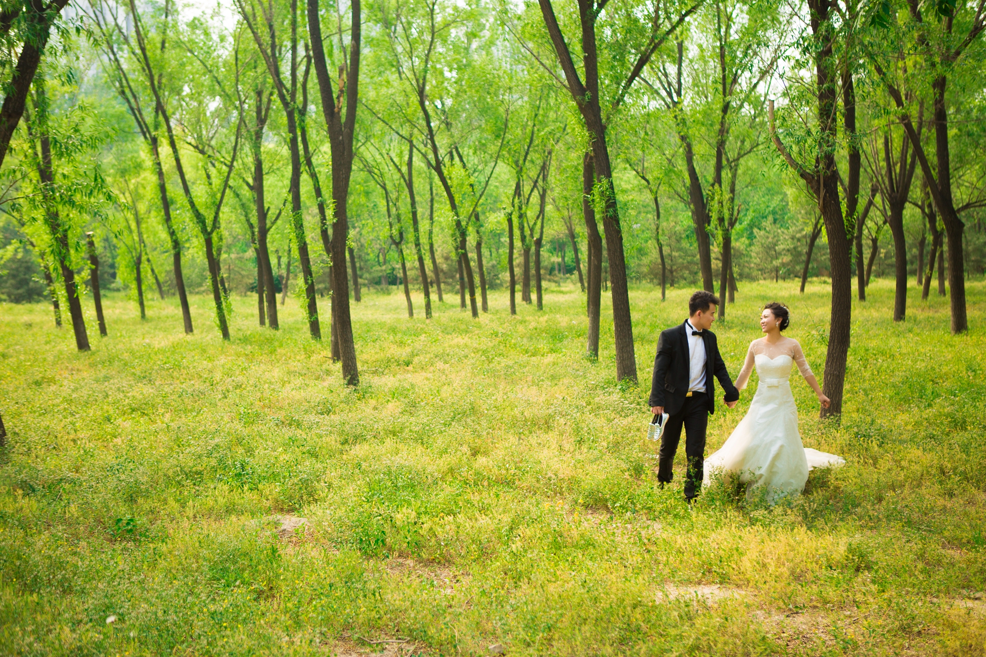 自然清新婚纱照|草地婚纱摄影-上海婚纱照欣赏
