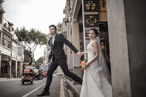街拍俏皮搞怪婚纱照图片-广州婚纱照欣赏
