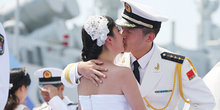 铁汉柔情！海军35对新人举行集体婚礼 