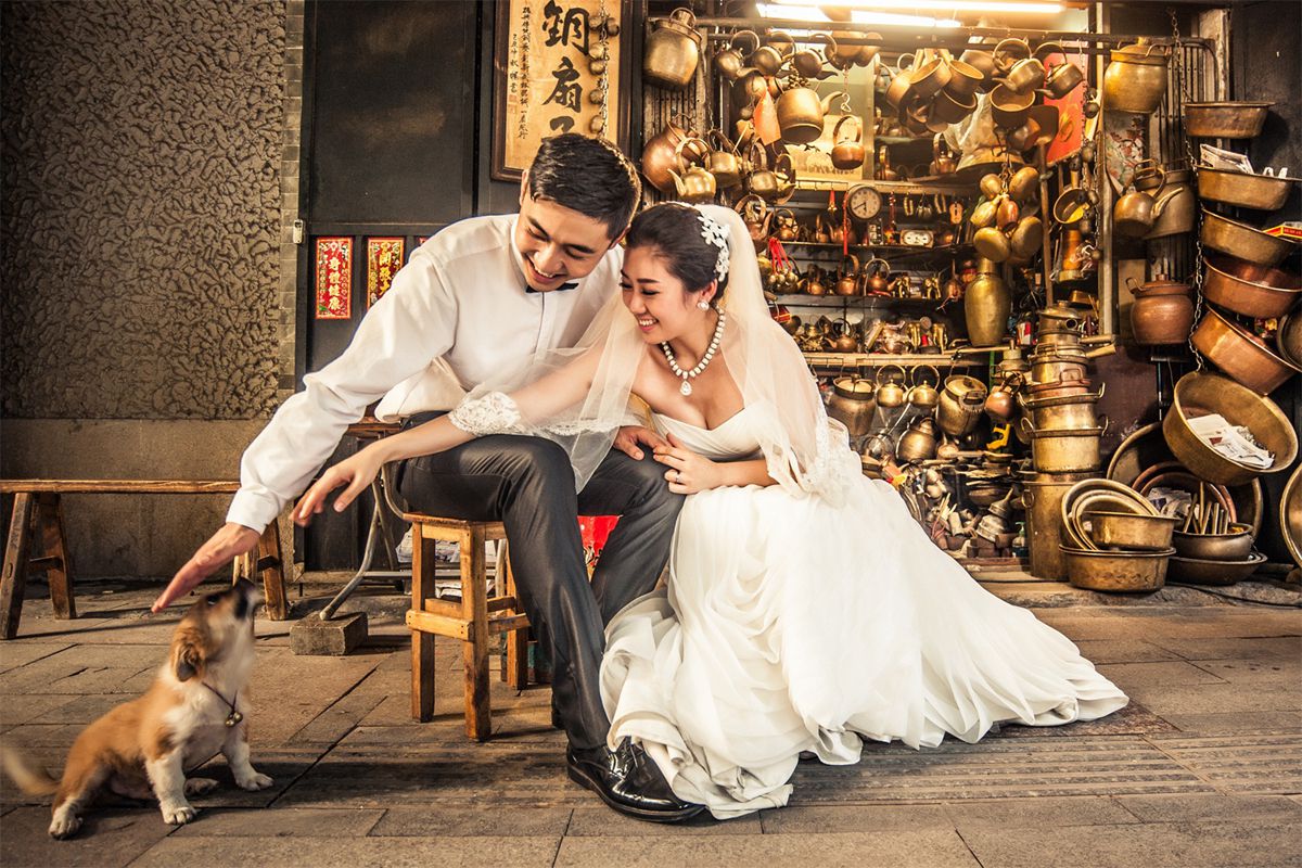 街拍俏皮搞怪婚纱照图片-广州婚纱照欣赏